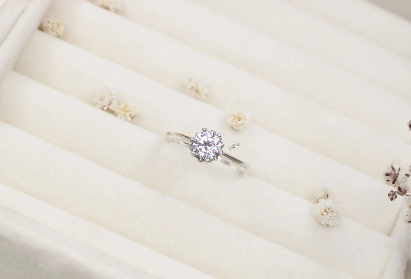 💍 925 Sterling Silver Solitaire Engagement Ring – Timeless Elegance with Zircon Center Stone