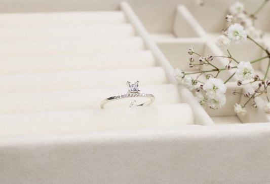 Sterling Silver Crown Solitaire Ring – Minimalist Elegance for Every Occasion