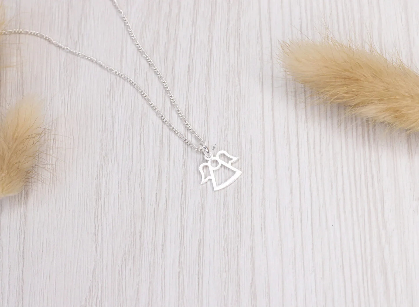 😇 Angel's Guardian Necklace – A Spiritual Embrace of Love and Protection