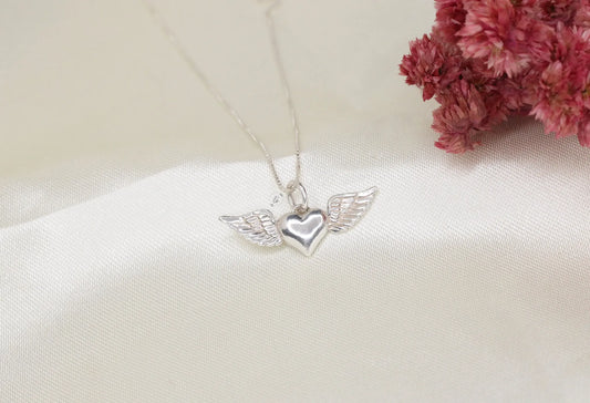 💎 Winged Heart Necklace – A Symbol of Freedom and Love